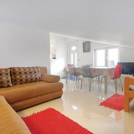 Cozy Apartment In Medulin With Kitchen Exterior photo